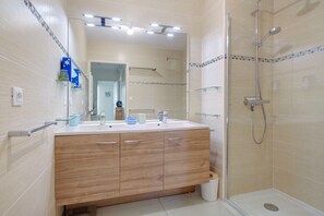Shower, hair dryer, towels - Cap Sud, Antibes: Quiet 2-Bedroom Apartment with Pool and Parking (Antibes)