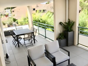 Outdoor dining - Cap Sud, Antibes: Quiet 2-Bedroom Apartment with Pool and Parking (Antibes)