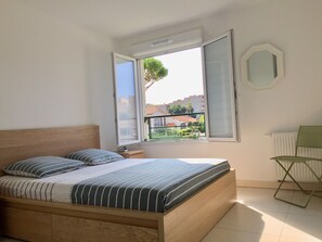 Iron/ironing board, WiFi, bed sheets - Cap Sud, Antibes: Quiet 2-Bedroom Apartment with Pool and Parking (Antibes)