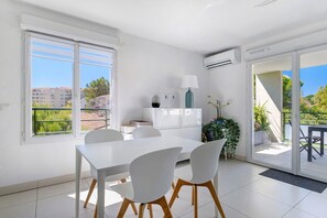 Dining - Cap Sud, Antibes: Quiet 2-Bedroom Apartment with Pool and Parking (Antibes)