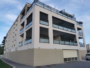 Exterior - Cap Sud, Antibes: Quiet 2-Bedroom Apartment with Pool and Parking (Antibes)
