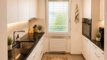 Refrigerador, microondas, horno, placa de cocina