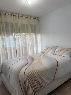 Tabla de planchar con plancha, acceso a internet y ropa de cama 