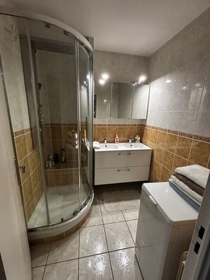 Shower, hair dryer, towels, soap - Vrbo Property (Dijon)