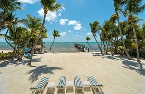 Relaxing beach chairs - Southwind Private Beachfront Estate with Infinity Pool, Spa and Fishing Pier (Islamorada)
