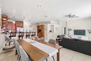Dining - Private Pool + FREE Heat - 10 Min to Disney -Quiet Gated Retreat (Kissimmee)