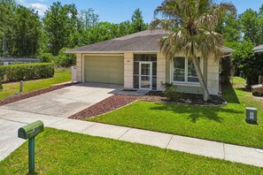 Exterior - Private Pool + FREE Heat - 10 Min to Disney -Quiet Gated Retreat (Kissimmee)