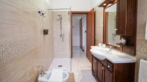 A modern bathroom with a shower, sink, and vanity. - Relaxation near Rome with bright terrace, perfect for 2-4 guests (Roma)