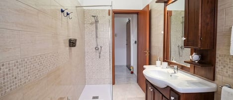 SĂšche-cheveux, serviettes fournies, savon, papier toilette
