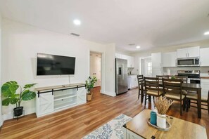 Fridge, microwave, oven, stovetop - Large Updated Home/Close to Campus/Heart of Gville (Gainesville)