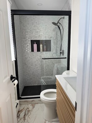 Douche, sèche-cheveux, serviettes fournies, savon