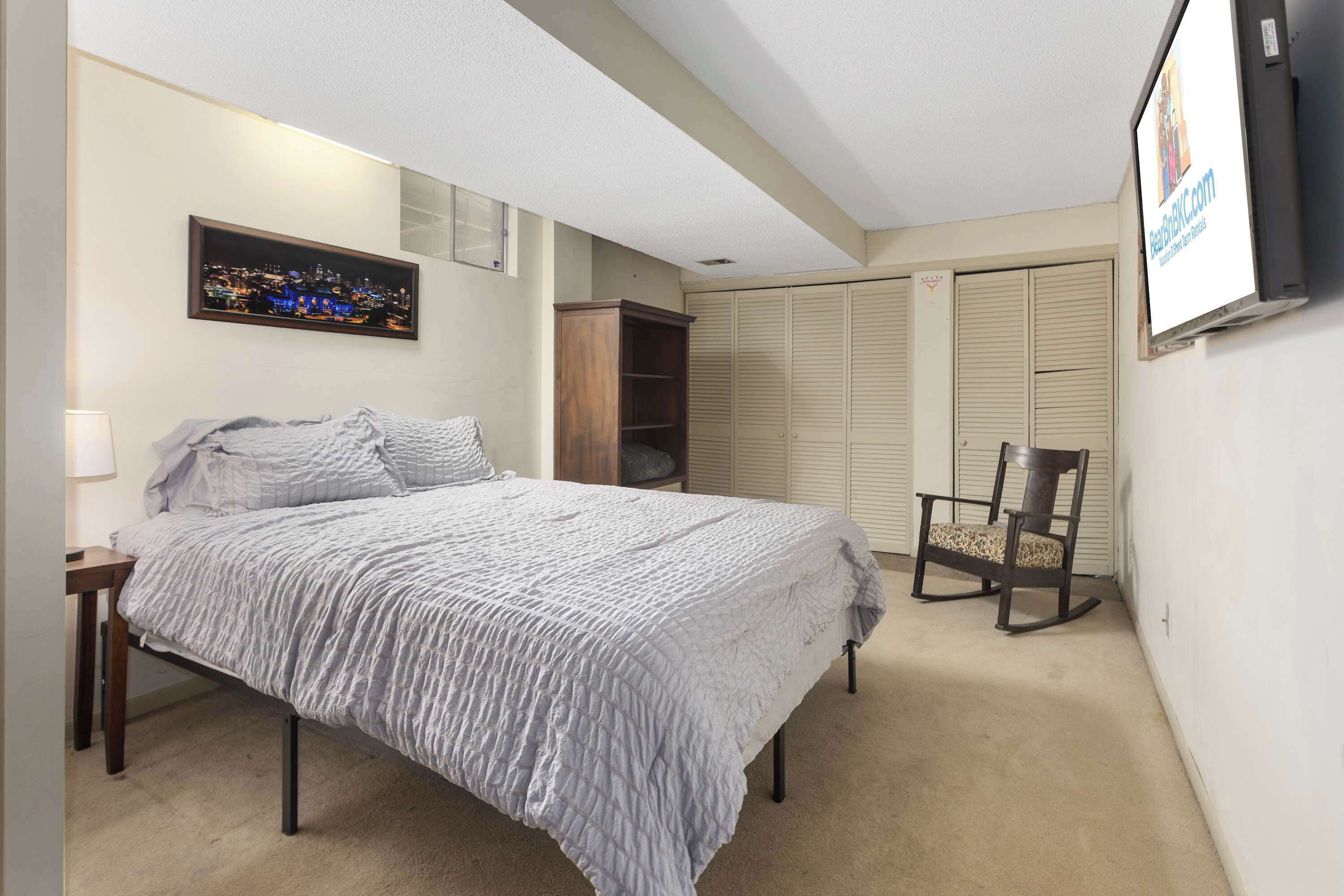 Iron/ironing board, travel crib, WiFi, bed sheets