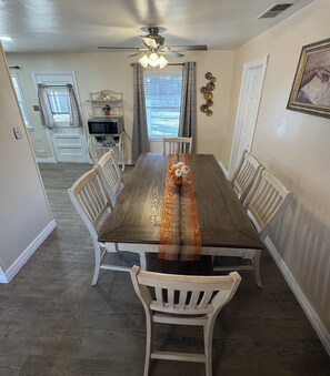 Dining - Mi Casa Es Su Casa (Hutchinson)