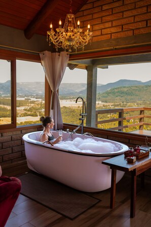 Shower, hair dryer, towels, soap - Chalet 1 - Mountain Range: Design with Hot Tub in the Canyons - Comfort 7km from the Center (Praia Grande)