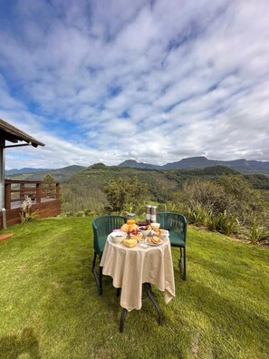 Outdoor dining - Chalet 1 - Mountain Range: Design with Hot Tub in the Canyons - Comfort 7km from the Center (Praia Grande)