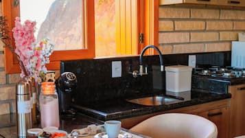 Réfrigérateur, four à micro-ondes, surface de cuisson, cafetière-théière