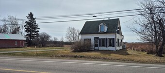 Coastal Farmhouse near Basin Head and Red Point
