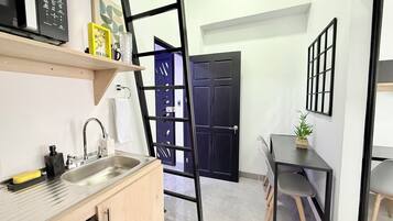 Refrigerador, microondas, cafetera y tetera y tostadora