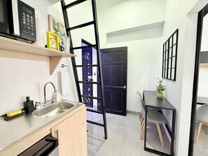 Refrigerador, microondas, cafetera y tetera y tostadora 