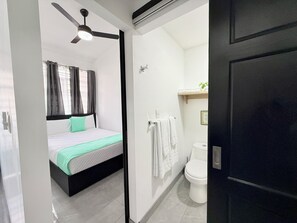 3 habitaciones, caja de seguridad en la habitación y escritorio 