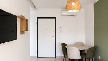 Apartment, 1 Bedroom, Smoking | Dining room