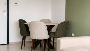Apartment, 1 Bedroom, Smoking | Dining room