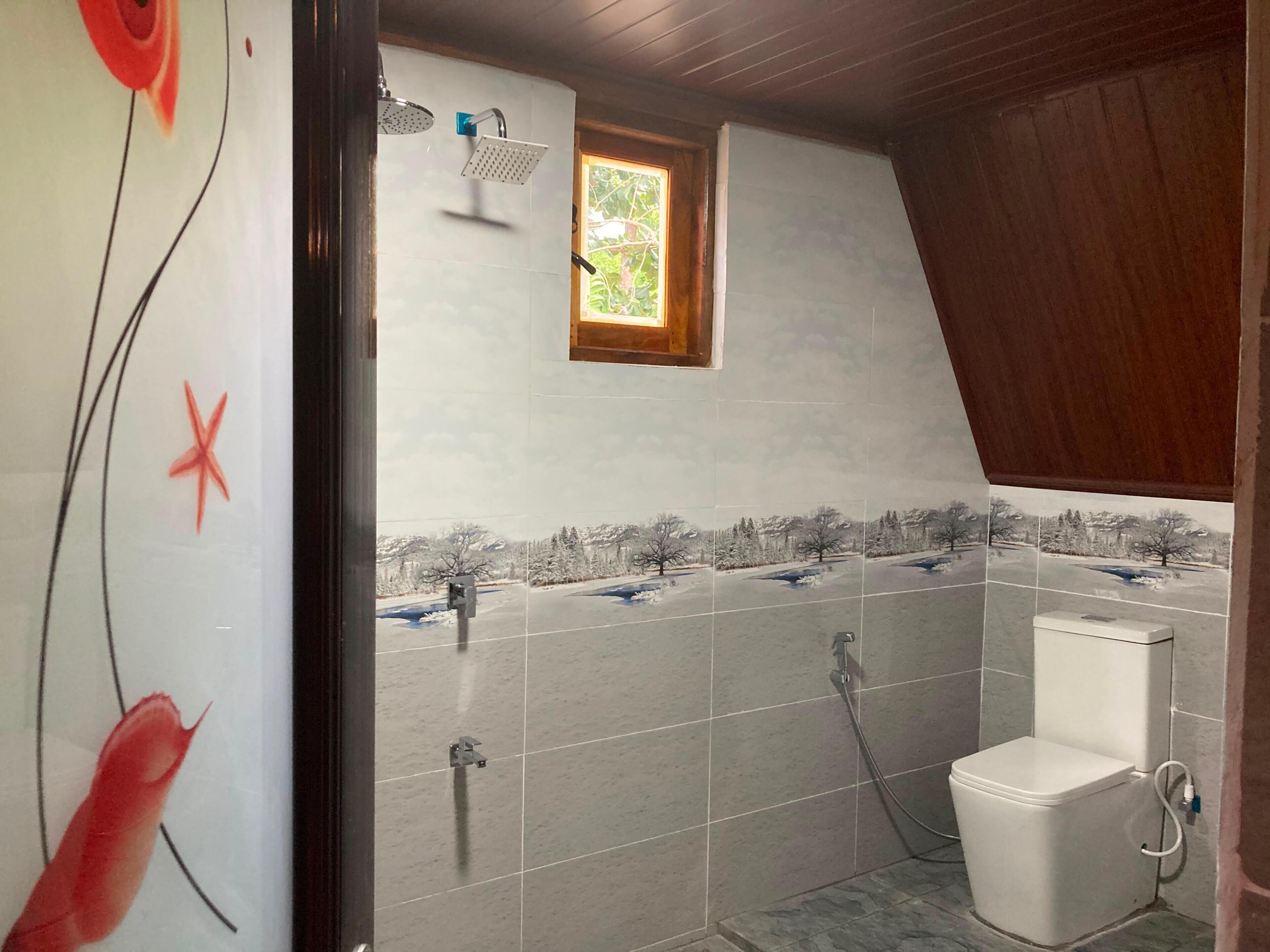 Chambre Deluxe avec lits jumeaux, vue jardin | Salle de bain | Douche à « effet pluie », bidet, serviettes fournies, savon