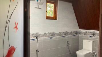 Chambre Deluxe avec lits jumeaux, vue jardin | Salle de bain | Douche à « effet pluie », bidet, serviettes fournies, savon