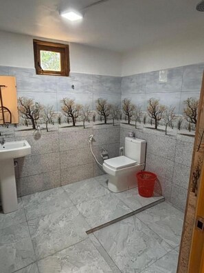 Deluxe Room, Patio, Garden View | Bathroom