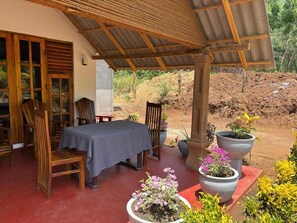 Habitación Deluxe, patio, vista al jardín | Restaurante al aire libre