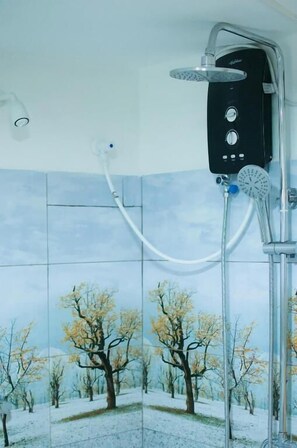 Ducha con panel de control, manguera y grifo de pared.
