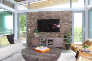 TV - Glass House St. John (Cruz Bay)