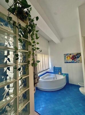 Regadera, secadora de cabello, bidet, jabón 