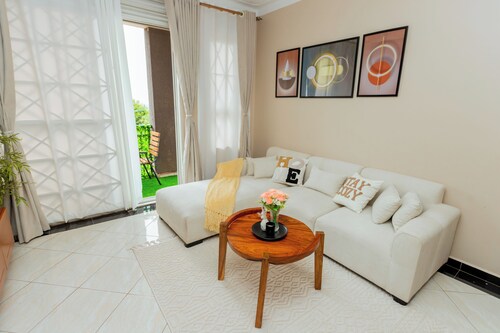 Modern Cozy Apartment, Fast WiFi & Balcony Views