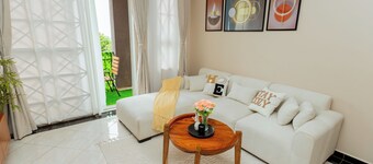Modern Cozy Apartment, Fast WiFi & Balcony Views