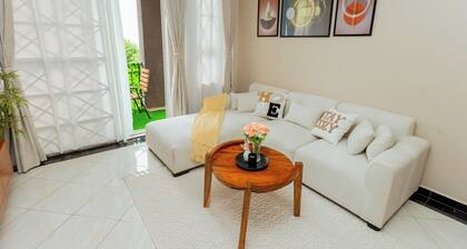 Modern Cozy Apartment, Fast WiFi & Balcony Views
