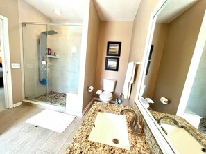 Douche, sèche-cheveux, serviettes fournies, savon