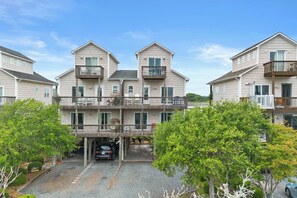 Exterior - Jolly Rogers: Oceanview, Walk to Beach, Sleeps 12 (Surf City)