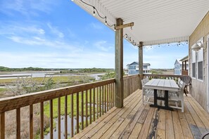 Outdoor dining - Jolly Rogers: Oceanview, Walk to Beach, Sleeps 12 (Surf City)