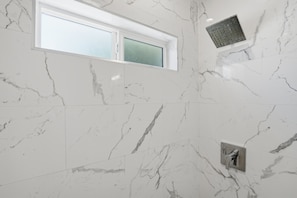 Douche, sèche-cheveux, serviettes fournies, savon