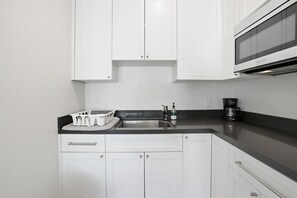Réfrigérateur, micro-ondes, plaque de cuisson, lave-vaisselle