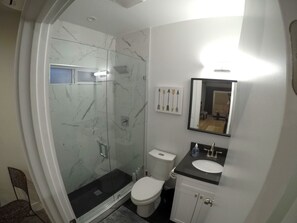 Dusj, hårføner, håndklær og såpe