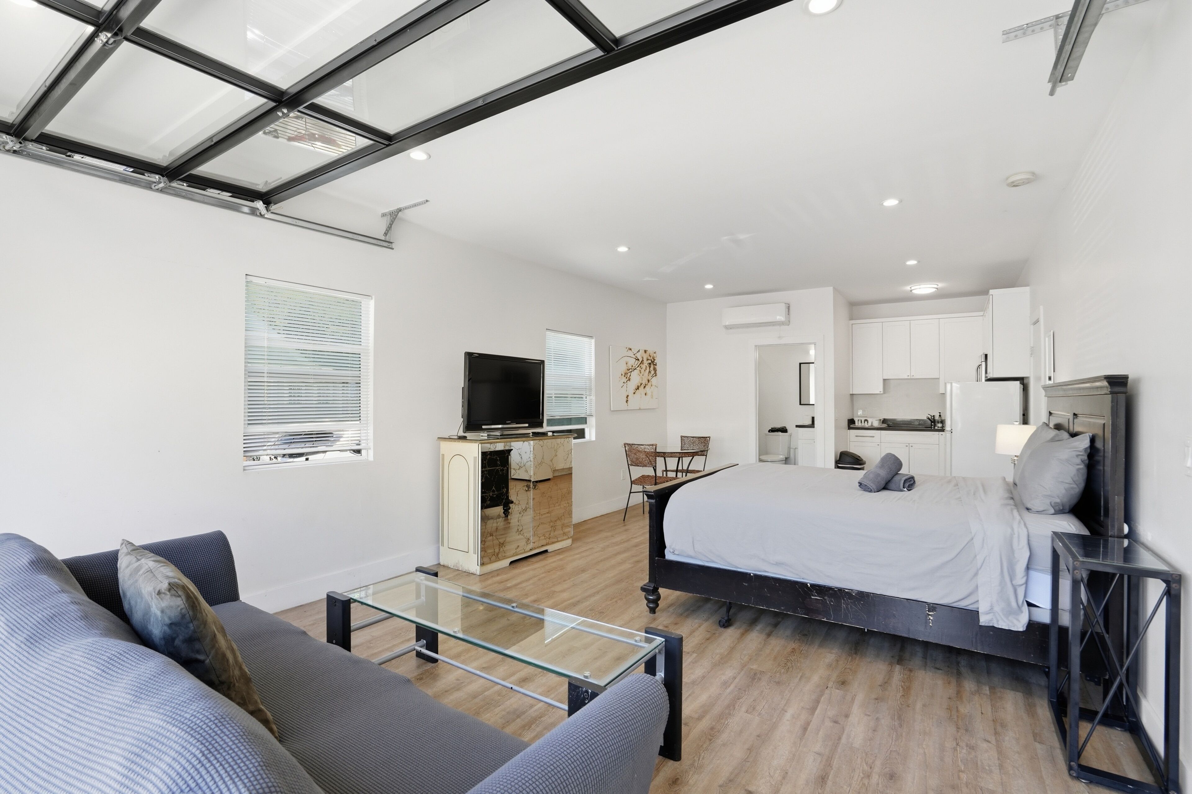 1 slaapkamer, een strijkplank/strijkijzer, gratis wifi, beddengoed