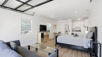 1 slaapkamer, een strijkplank/strijkijzer, gratis wifi, beddengoed