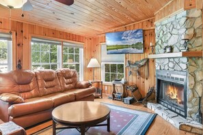 TV, fireplace