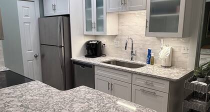 New Listing great location -Adorable 3BR 2BA Flat-close to beach-Just renovated
