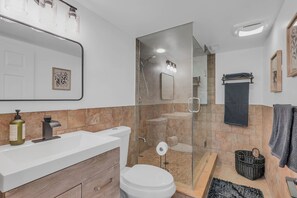 Hair dryer, towels, soap, toilet paper - The Kiwi — 2BR suite + kitchen, FIFA 2026 (Richmond Hill)