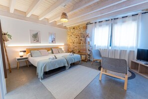 Desk, WiFi, bed sheets - Sandoñana Palace | by Urban Hosting suite 7 (Villafufre)