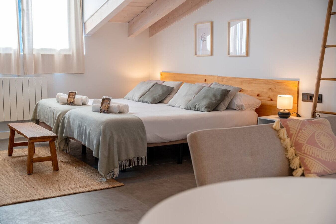 Skrivebord, wi-fi og sengetøy