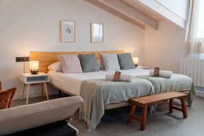 Desk, WiFi, bed sheets - Sandoñana Palace | by Urban Hosting suite 12 (Villafufre)